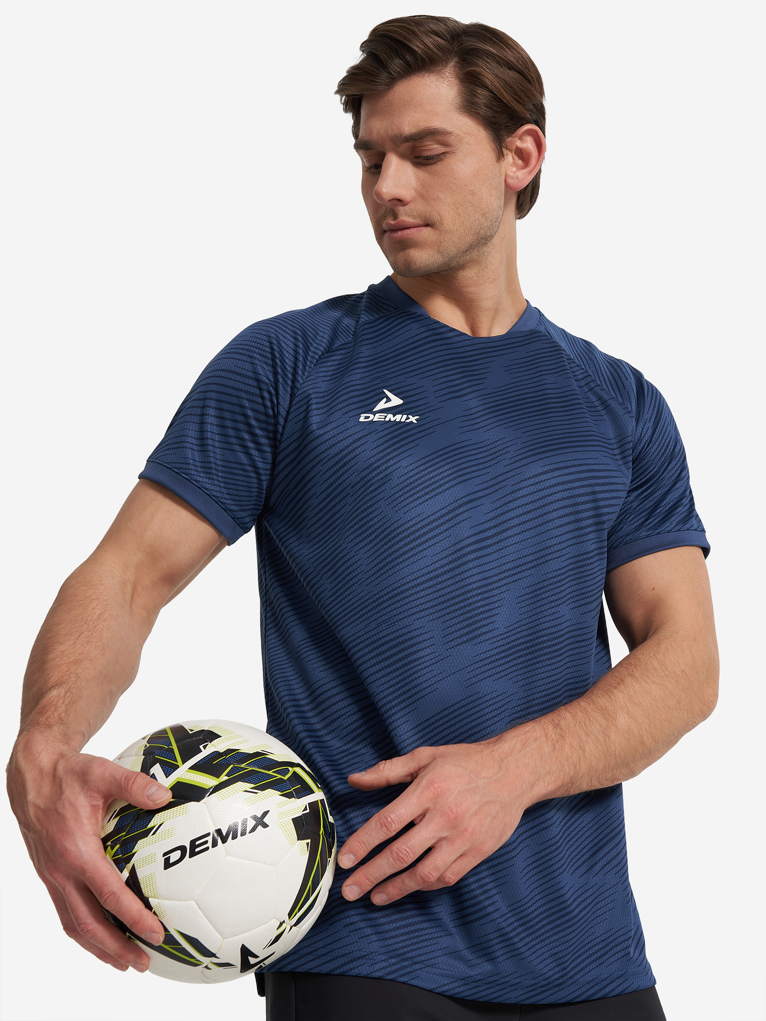 Изображение товара Мужская футболка Demix с технологией MOVI Wick для футбола и спорта