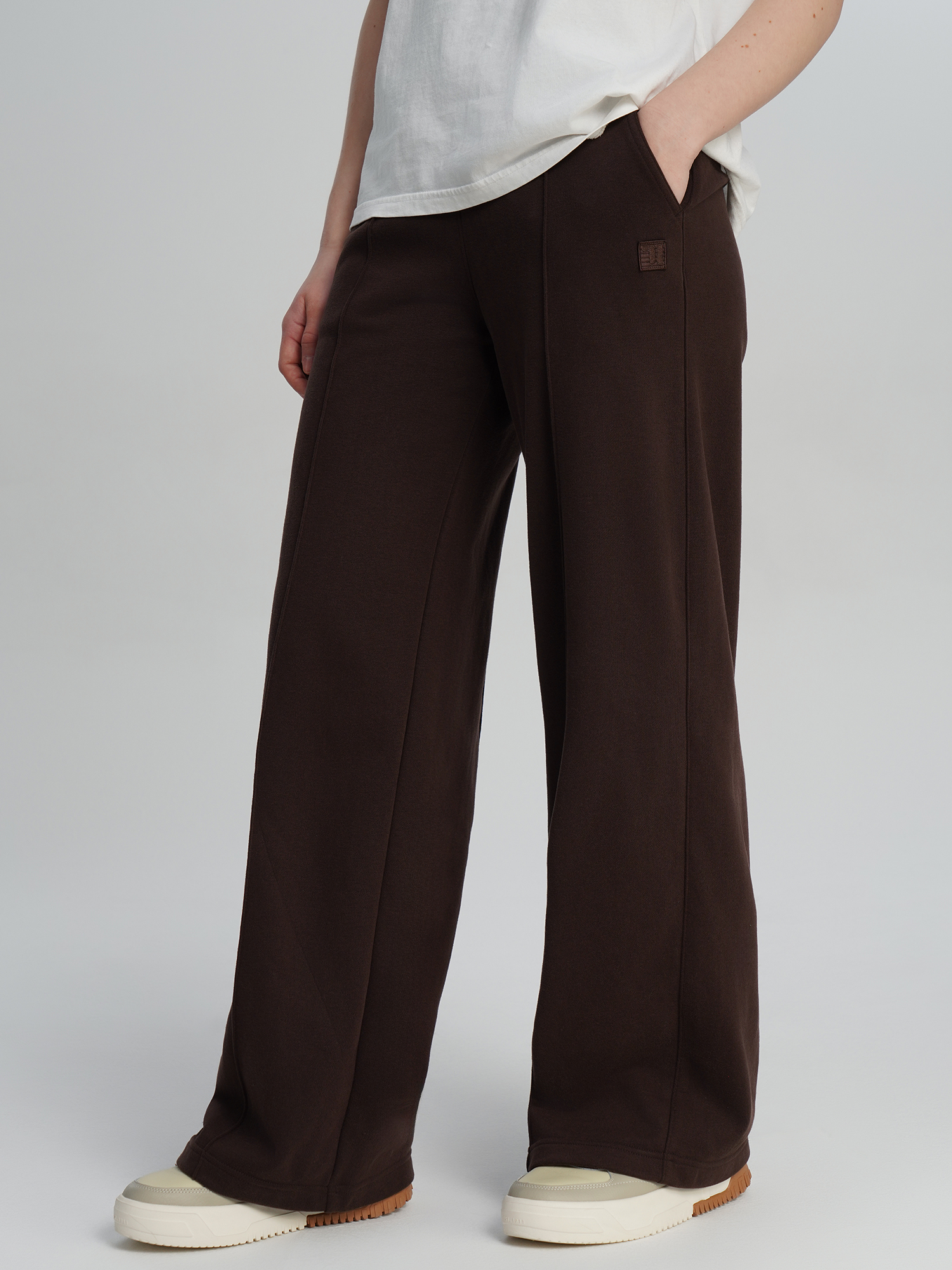 Изображение товара Женские спортивные брюки FILA модель 140314FLA-T4 темно коричневый Изображение товара Женские спортивные брюки FILA модель 140314FLA-T4 темно коричневый