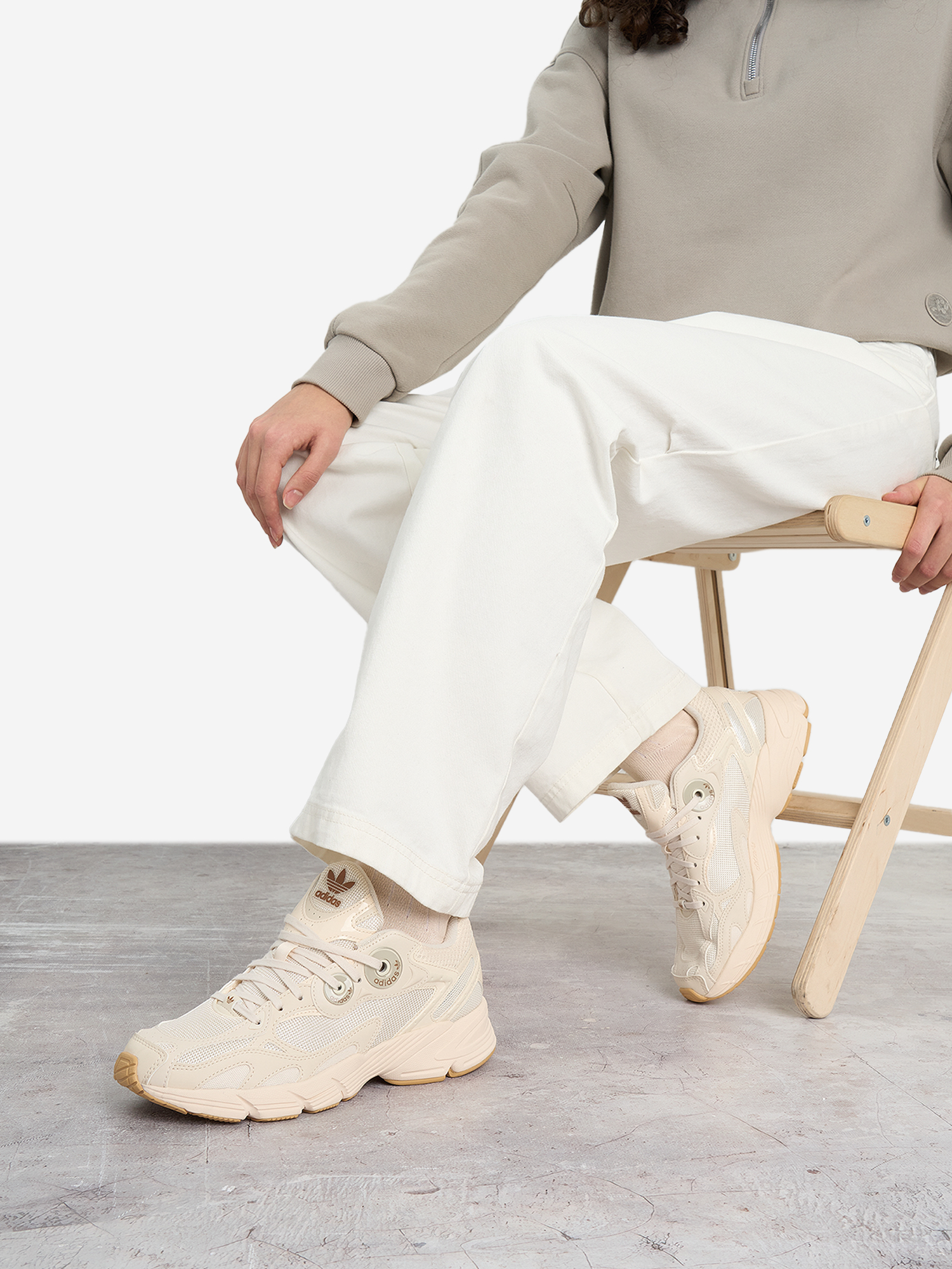 

Кроссовки женские adidas Astir, Бежевый