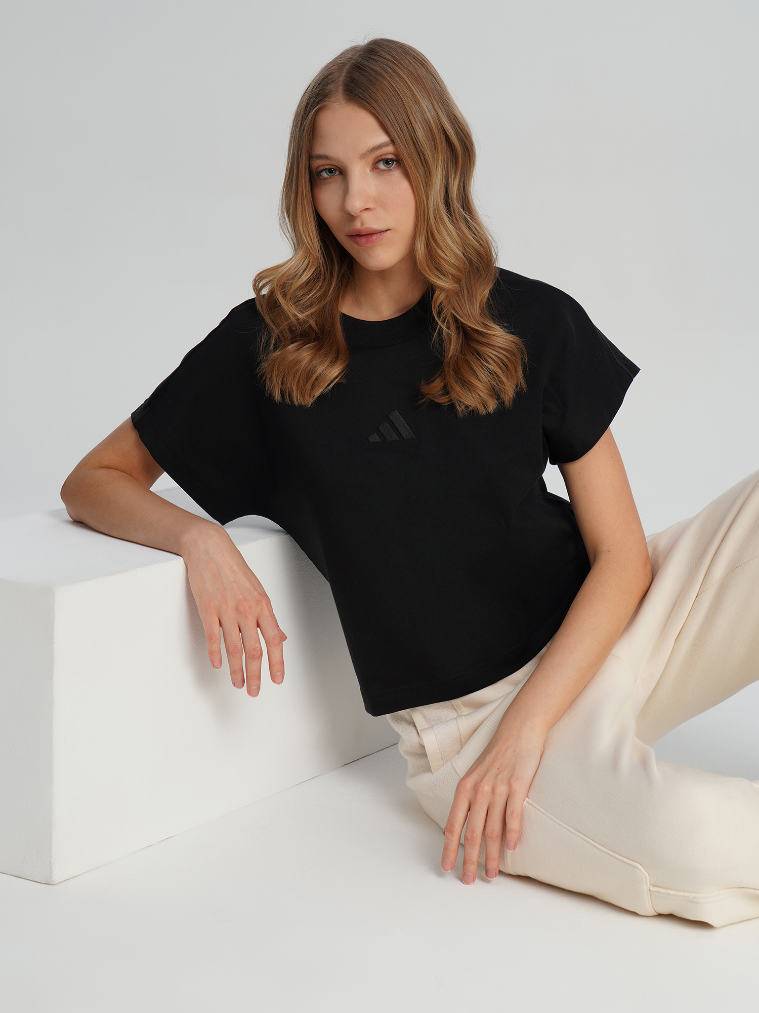 Изображение товара Женская футболка adidas с логотипом, натуральный хлопок, всесезонная