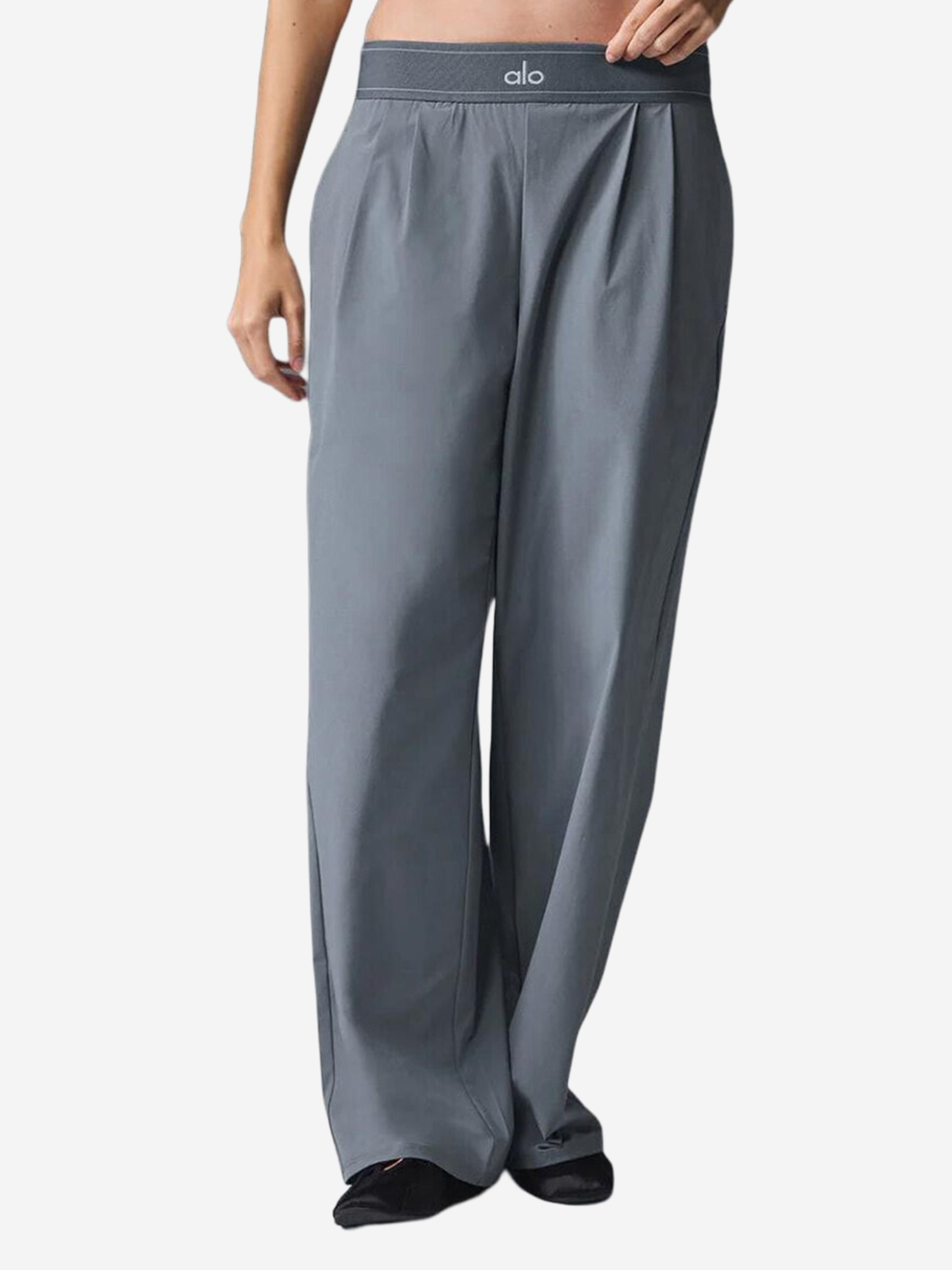 Изображение товара Женские спортивные брюки Alo Yoga серые летние из полиэстера и спандекса