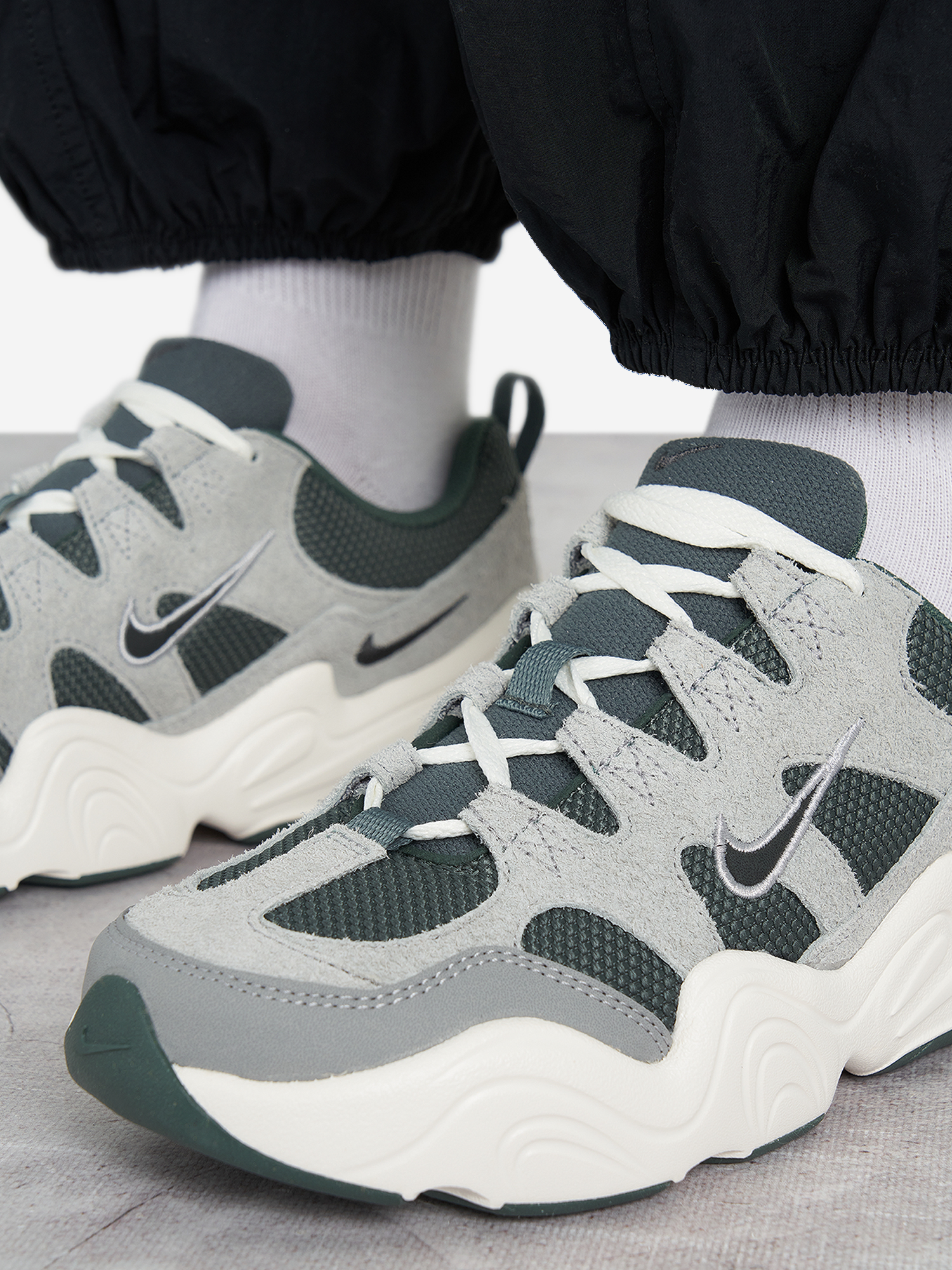 фото Кроссовки женские nike tech hera, зеленый