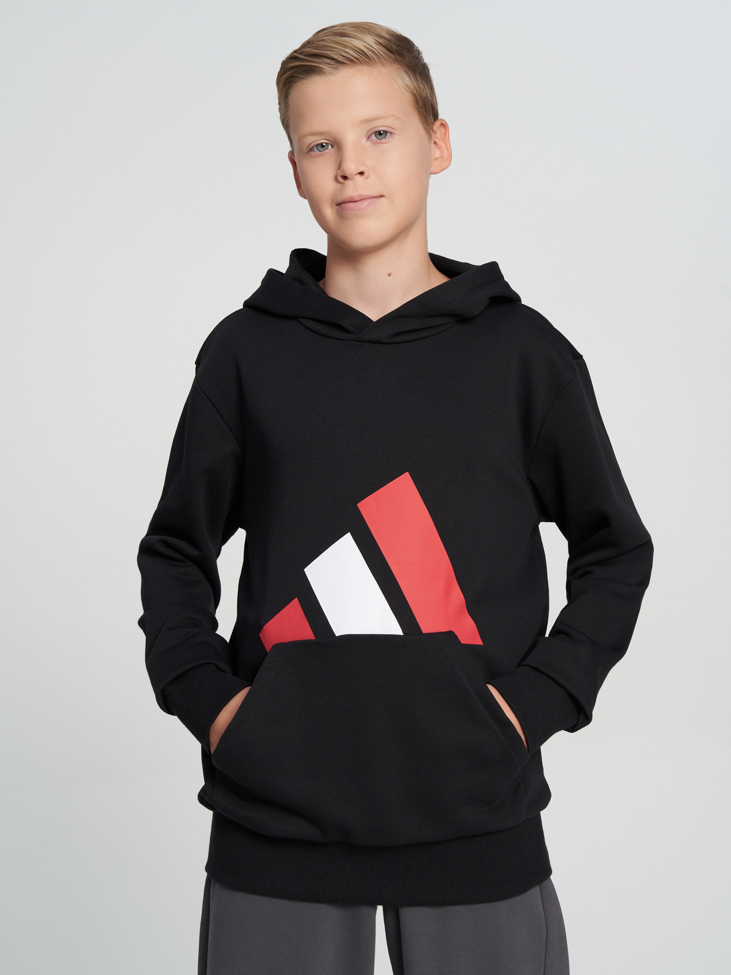 Изображение товара Худи для мальчиков adidas с капюшоном и логотипом экологичный комфорт