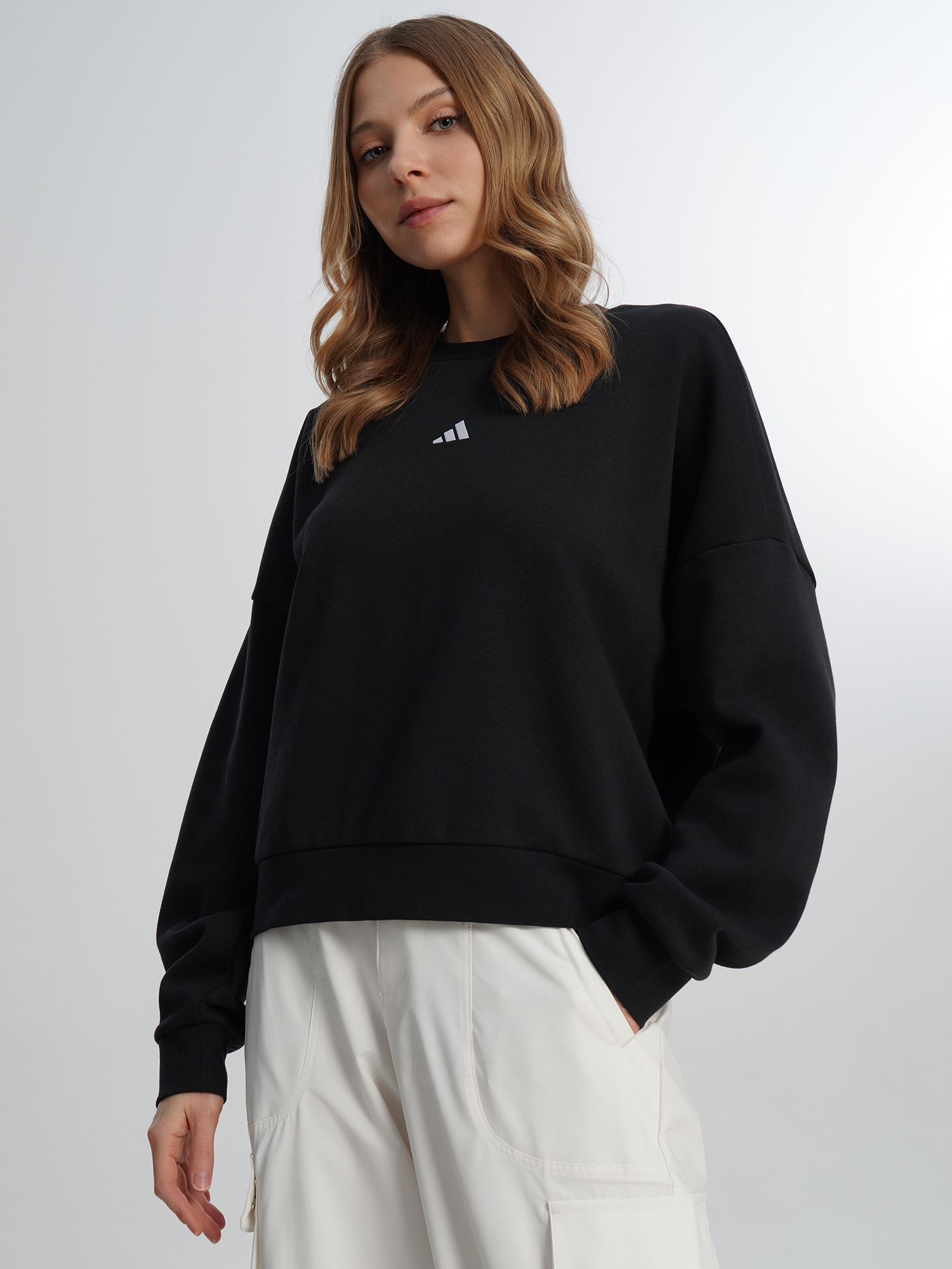 Изображение товара Женский свитшот adidas свободный с логотипом и экологичным материалом Изображение товара Женский свитшот adidas свободный с логотипом и экологичным материалом