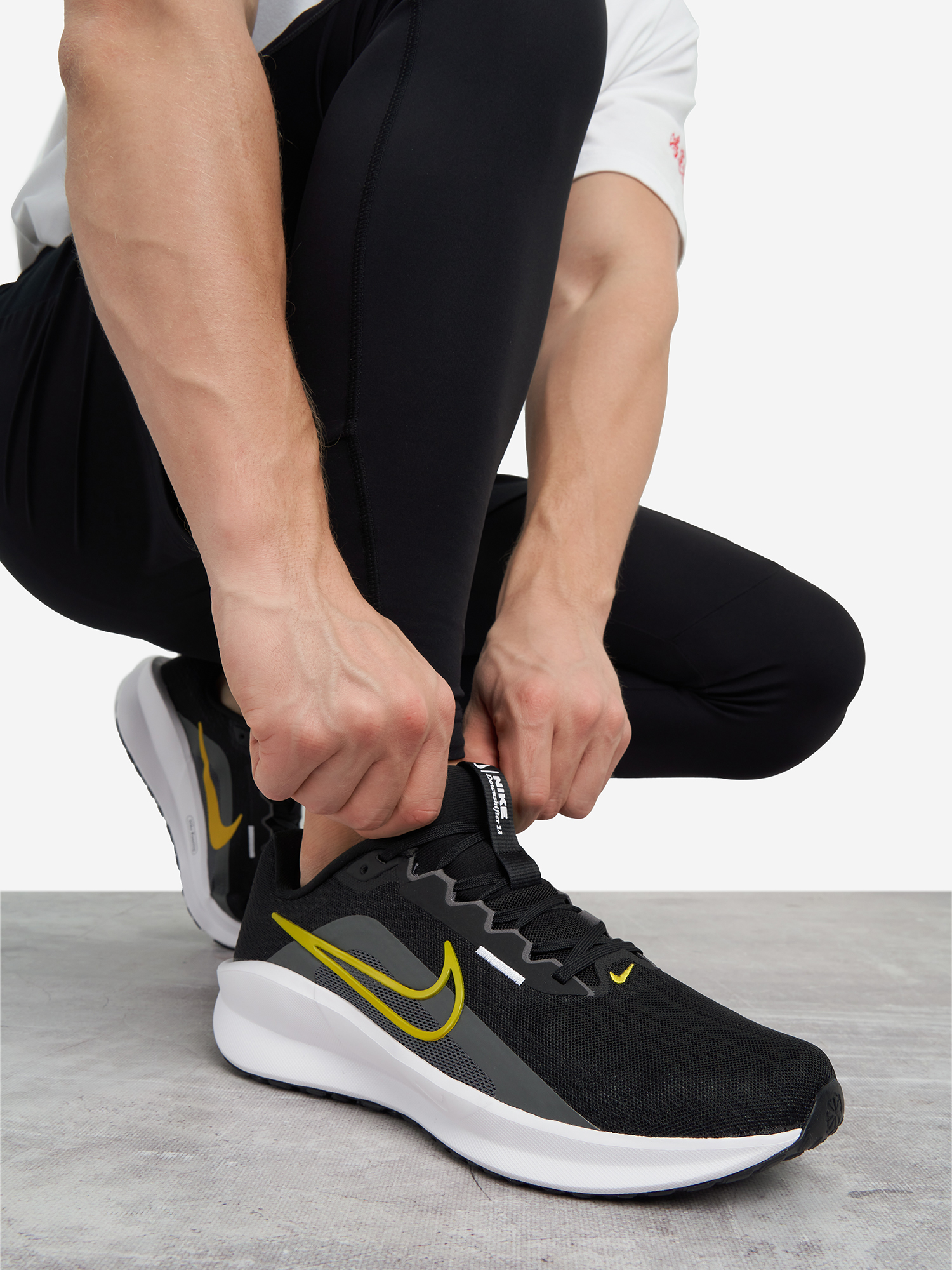 Изображение товара Кроссовки мужские Nike Downshifter 13, Черный/серый/белый