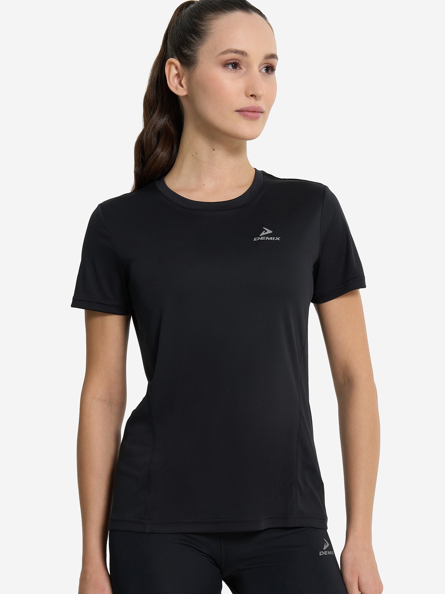 Изображение товара Женская футбока для бега Demix с отражающими элементами и переработанного полиэстера Изображение товара Женская футбока для бега Demix с отражающими элементами и переработанного полиэстера