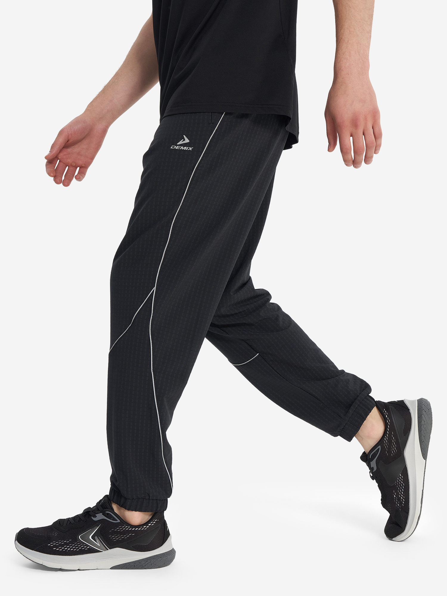 Изображение товара Мужские спортивные брюки Demix для бега с отводом влаги и светоотражающими элементами Изображение товара Мужские спортивные брюки Demix для бега с отводом влаги и светоотражающими элементами