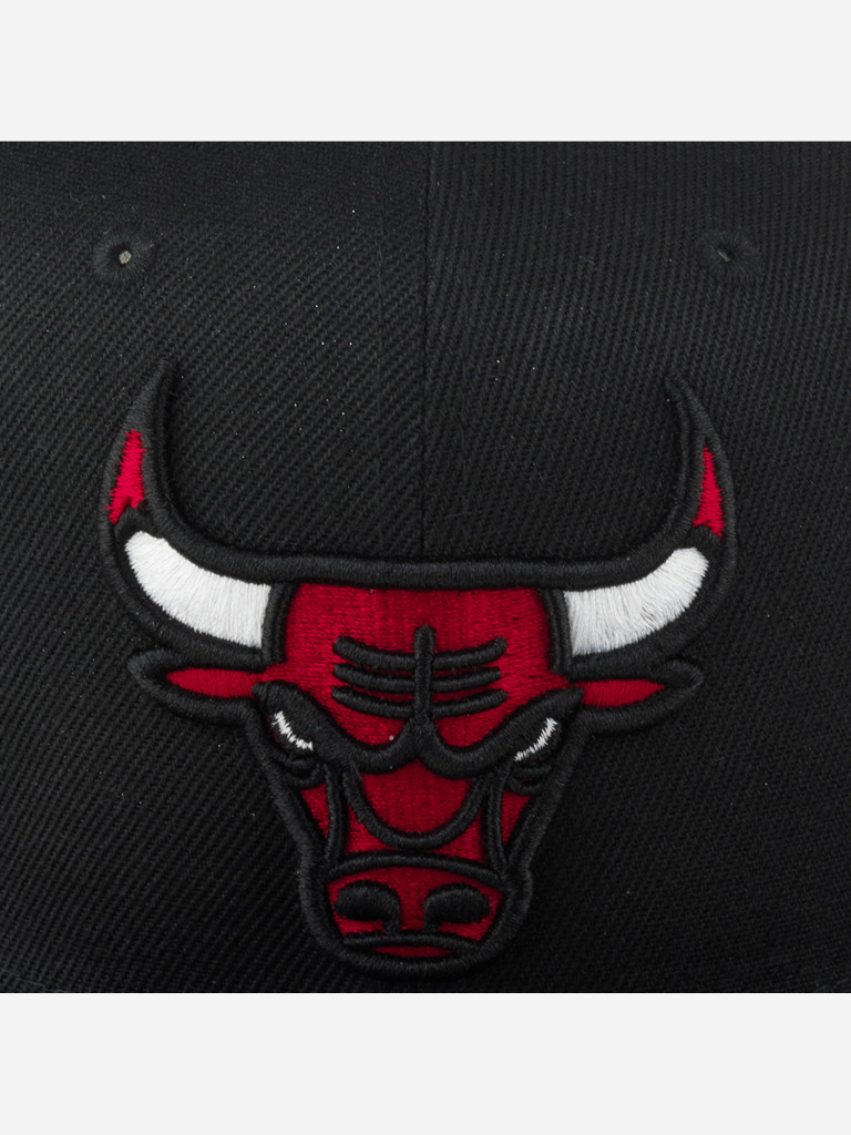 Бейсболка с прямым козырьком MITCHELL NESS HHSS6044-CBUYYPPPBLCK Chicago Bulls NBA