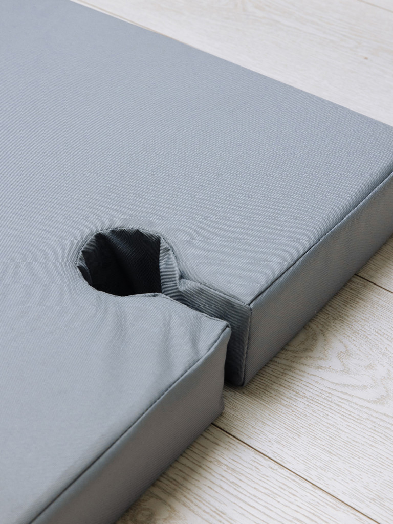 Мат с выемками для шведской стенки 100х100х8 см складной детский ROMANA