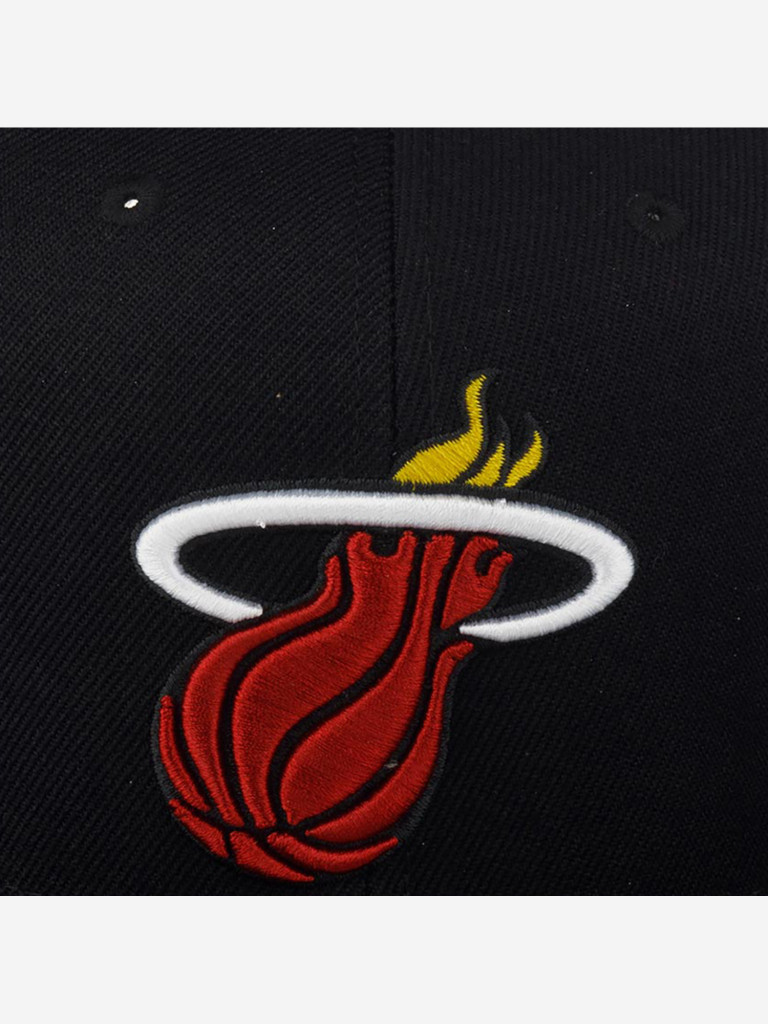 Бейсболка с прямым козырьком MITCHELL NESS HHSS2976-MHEYYPPPBLCK Miami Heat NBA