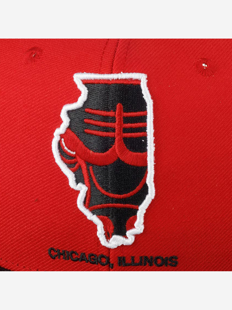 Бейсболка с прямым козырьком MITCHELL NESS HHSS3459-CBUYYPPPRDBK Chicago Bulls NBA