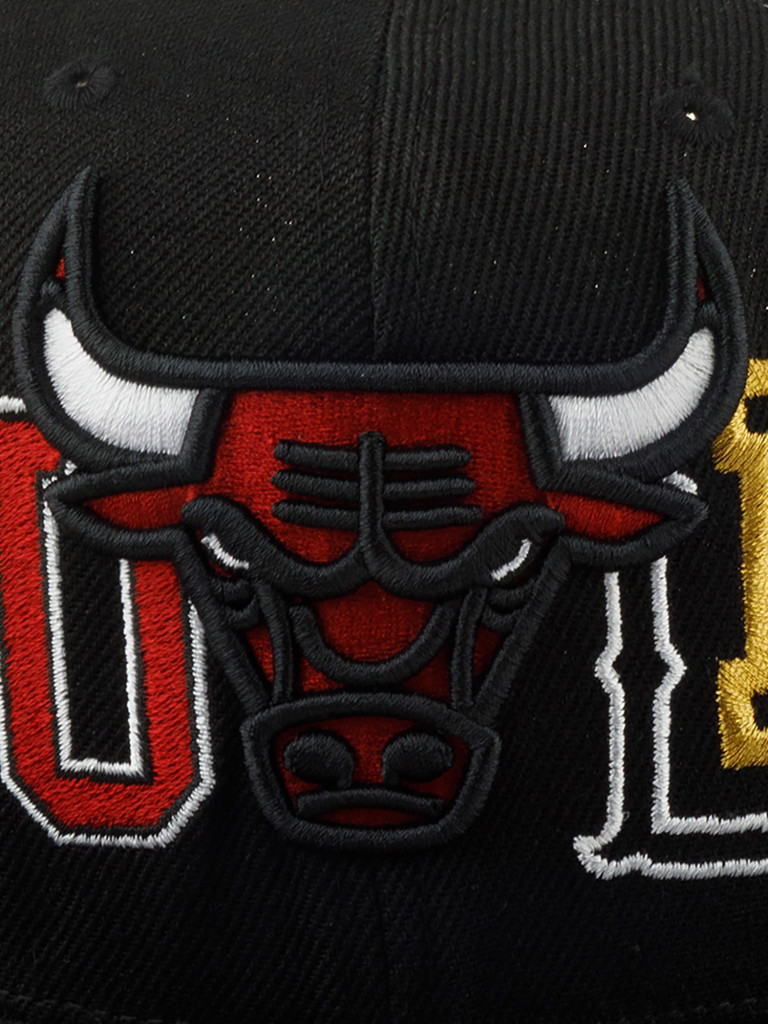 Бейсболка с прямым козырьком MITCHELL NESS HHSS3180-CBUYYPPPBLCK Chicago Bulls NBA (черный)