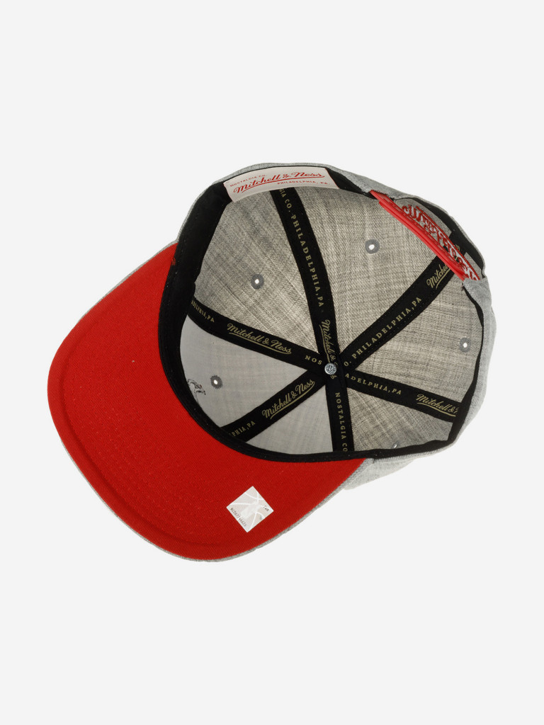 Бейсболка с прямым козырьком MITCHELL NESS HHSS3272-CBUYYPPPGYHT Chicago Bulls NBA (серый)