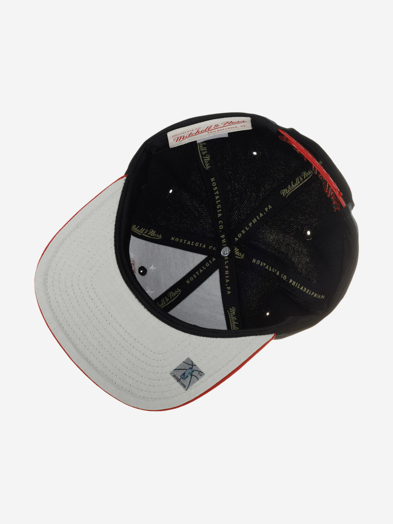 Бейсболка с прямым козырьком MITCHELL NESS HHSS5757-CBUYYPPPBLCK Chicago Bulls NBA (черный)
