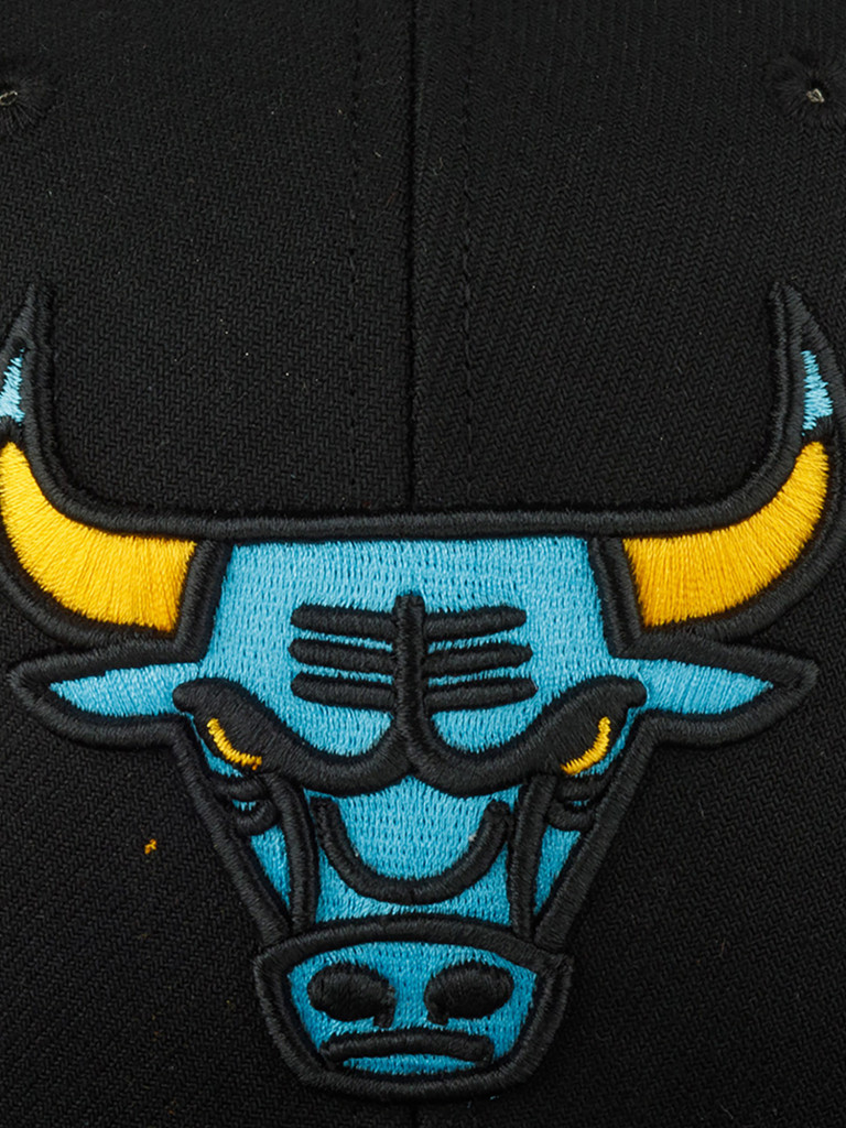 Бейсболка с прямым козырьком MITCHELL NESS HHSS6751-CBUYYPPPBLCK Chicago Bulls NBA (черный)