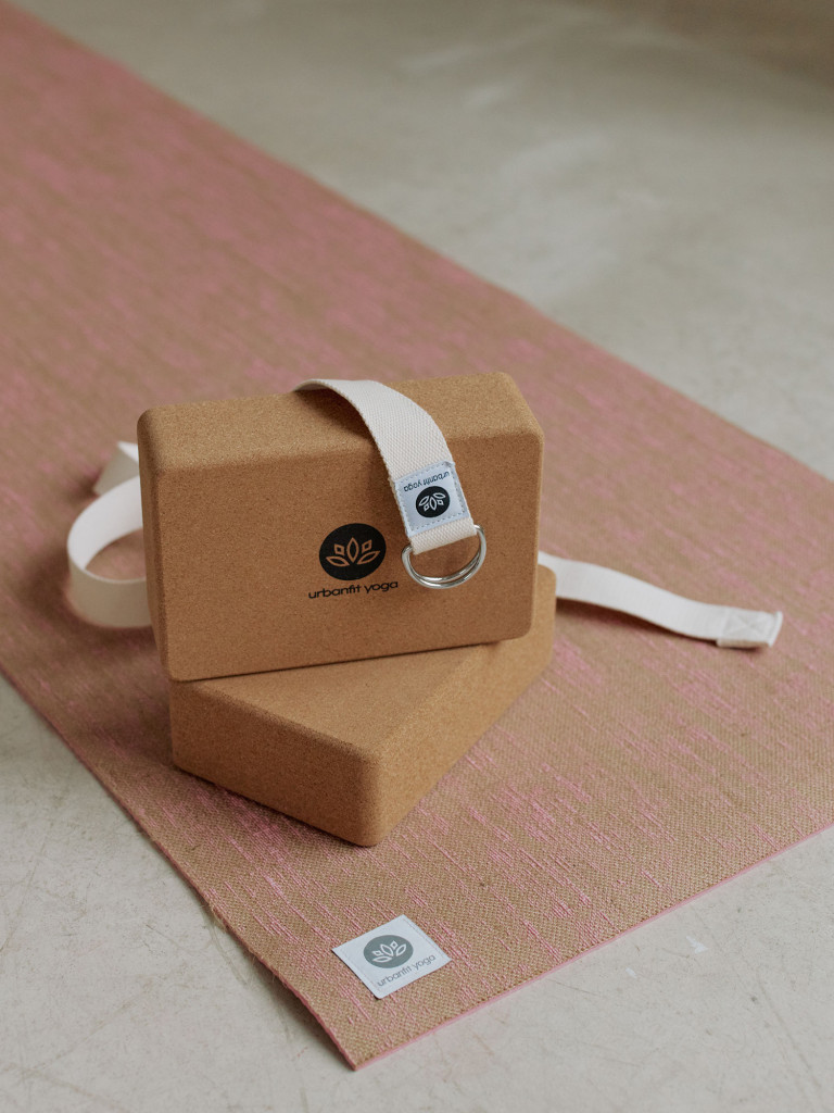 Блок для йоги Пробковый Urbanfit (2 шт) в комплекте с тренировочным ремнем