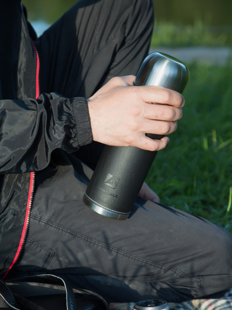 Термос для напитков, пробка с кнопкой, с кожаной вставкой на корпусе. Объем 0,7 л.