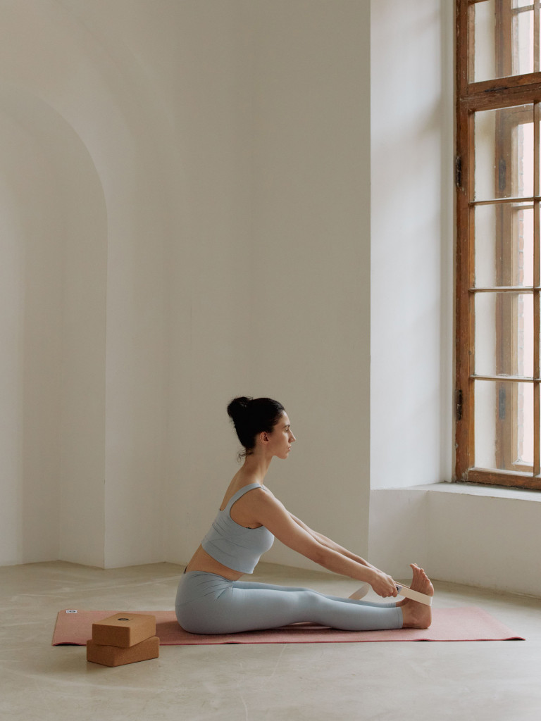 Блок для йоги Пробковый Urbanfit (2 шт) в комплекте с тренировочным ремнем