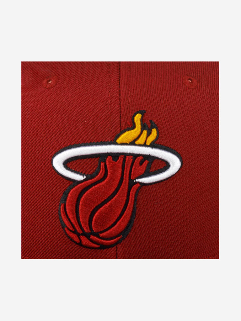 Бейсболка с прямым козырьком MITCHELL NESS HHSS3256-MHEYYPPPMARO Miami Heat NBA (малиновый)