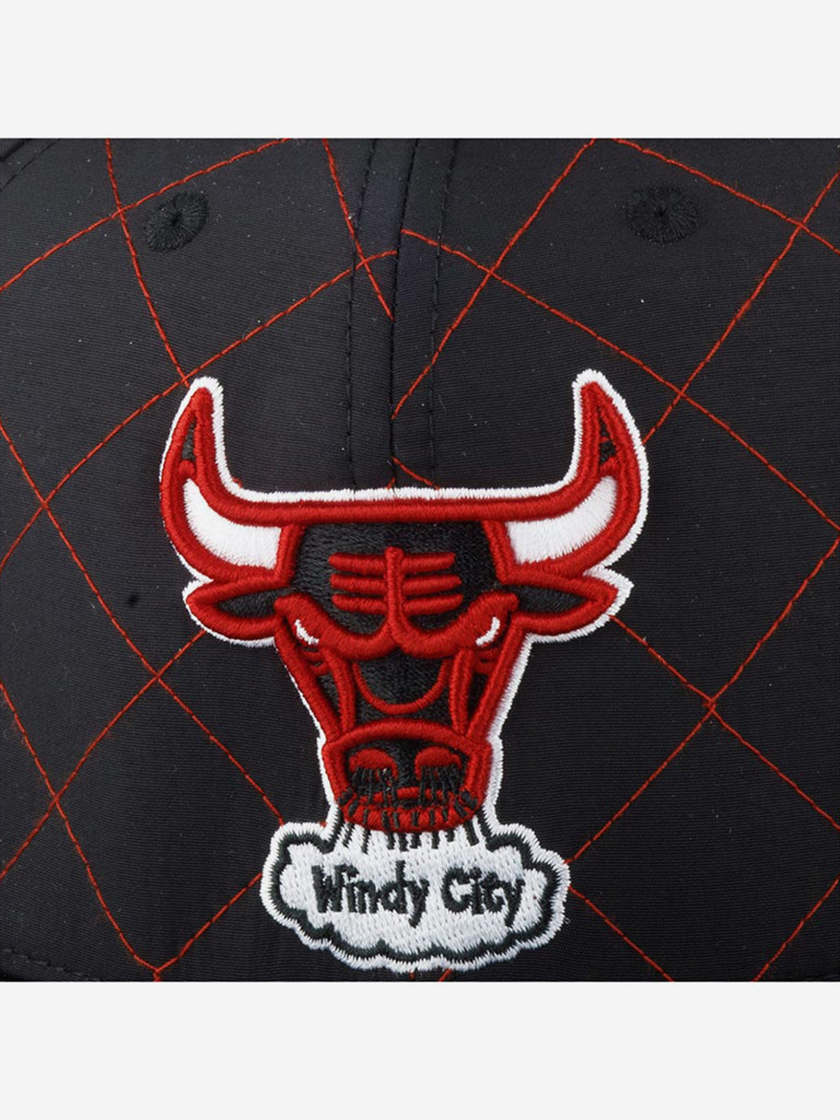 Бейсболка с прямым козырьком MITCHELL NESS HHSS1212-CBUYYPPPBLCK Chicago Bulls NBA