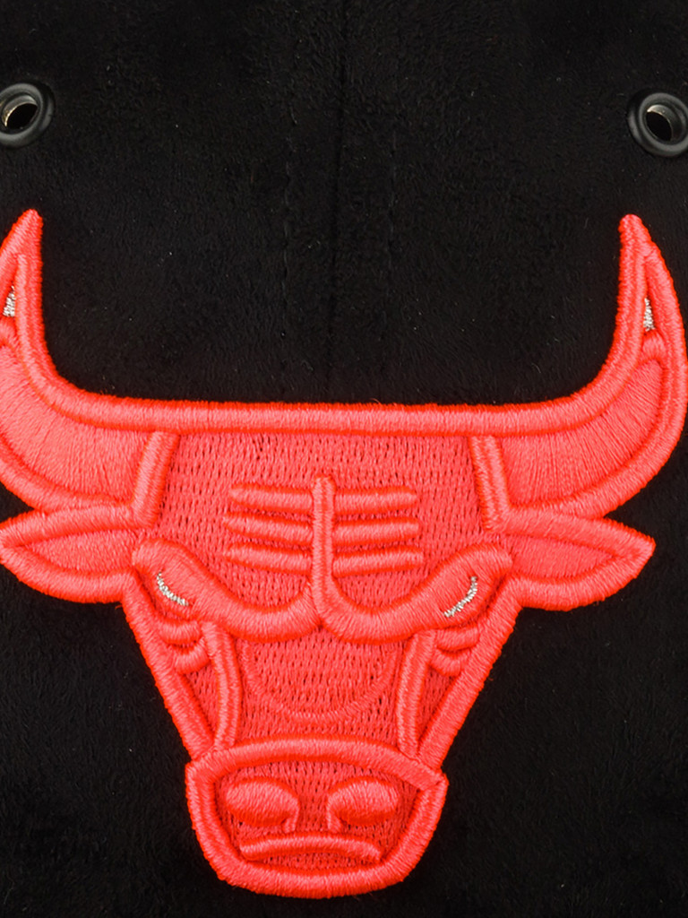 Бейсболка с прямым козырьком MITCHELL NESS HHSS6741-CBUYYPPPBLCK Chicago Bulls NBA (черный)