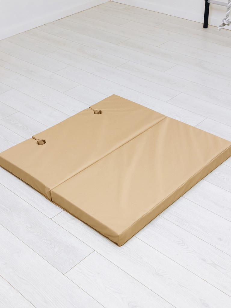 Мат с выемками для шведской стенки 100х100х8 см складной детский ROMANA