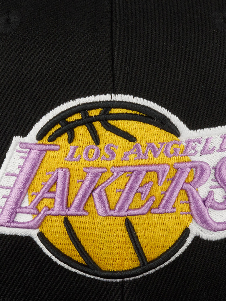 Бейсболка с прямым козырьком MITCHELL NESS 6HSSJS19079-LALBKCK Los Angeles Lakers NBA (черный)