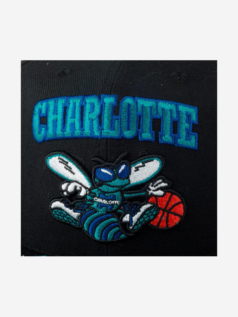 Бейсболка с прямым козырьком MITCHELL NESS HHSS2997-CHOYYPPPBLCK Charlotte Hornets NBA (черный)