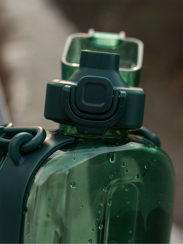 Бутылка тритановая 750 мл с регулируемым ремешком, хвоя