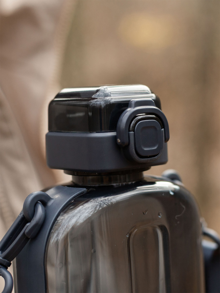 Бутылка тритановая 750 мл с регулируемым ремешком, графит