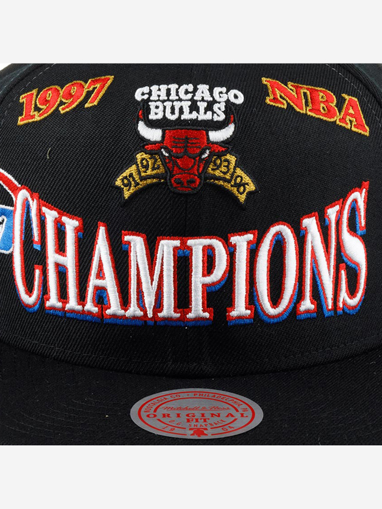 Бейсболка с прямым козырьком MITCHELL NESS HHSS1077-CBUYYPPPBLCK Chicago Bulls NBA