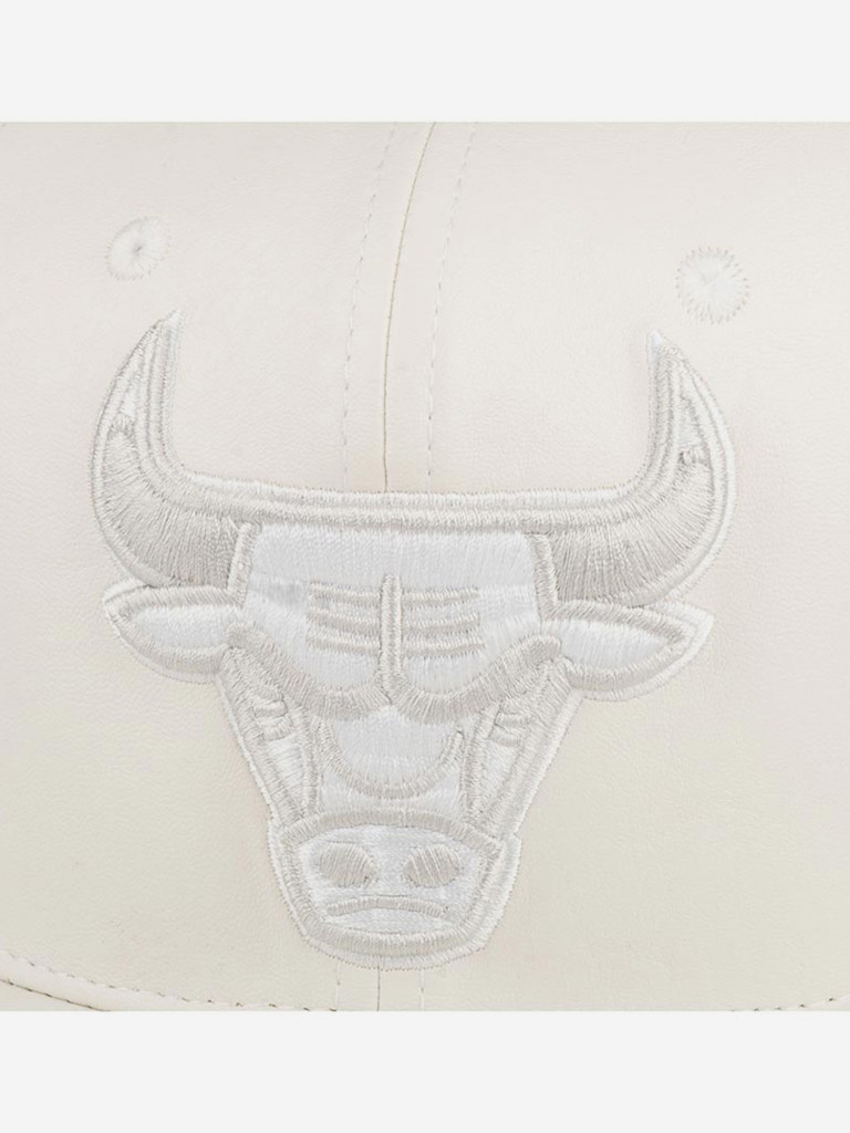 Бейсболка с прямым козырьком MITCHELL NESS 6HSSMM19224-CBUWHIT Chicago Bulls NBA (белый)