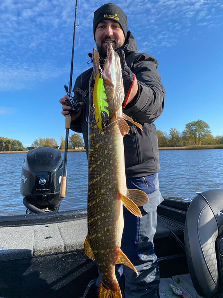 Воблер LUCKY JOHN BBS Original ARROW JERK F 015 см, джерк для крупного хищника