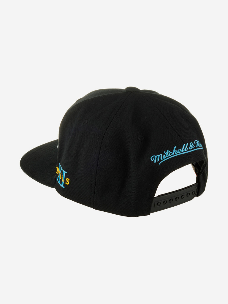 Бейсболка с прямым козырьком MITCHELL NESS HHSS6751-CBUYYPPPBLCK Chicago Bulls NBA (черный)