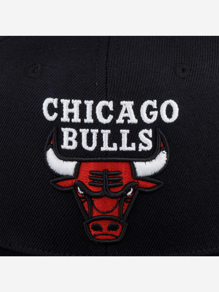 Бейсболка с прямым козырьком MITCHELL NESS HHSS2976-CBUYYPPPBLCK Chicago Bulls NBA