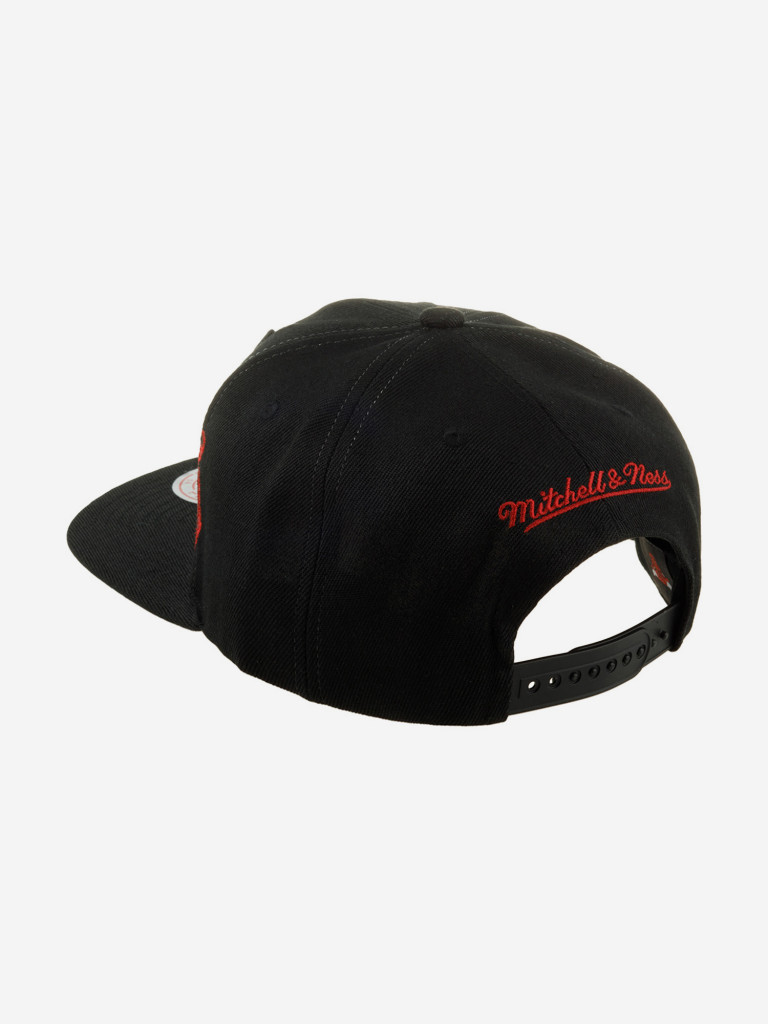 Бейсболка с прямым козырьком MITCHELL NESS HHSS3180-CBUYYPPPBLCK Chicago Bulls NBA (черный)