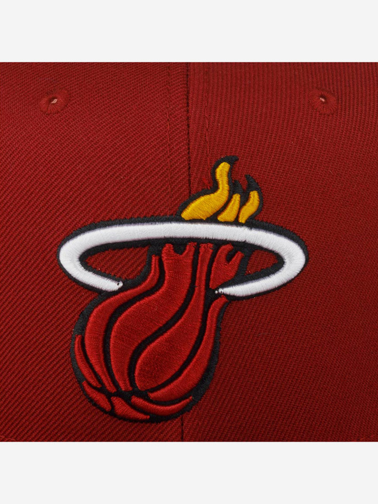 Бейсболка с прямым козырьком MITCHELL NESS HHSS3256-MHEYYPPPMARO Miami Heat NBA