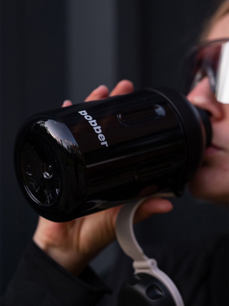 Бутылка тритановая Tritan Bottle для холодных напитков, с ситечком, 590 мл, черная