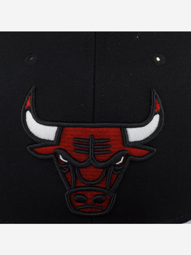 Бейсболка с прямым козырьком MITCHELL NESS HHSS5725-CBUYYPPPBLCK Chicago Bulls NBA