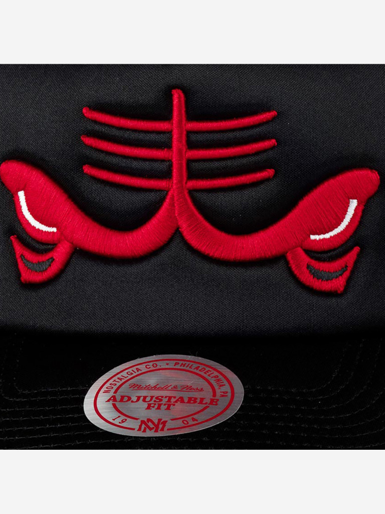 Бейсболка с сеточкой MITCHELL NESS HHSS3467-CBUYYPPPBLCK Chicago Bulls NBA