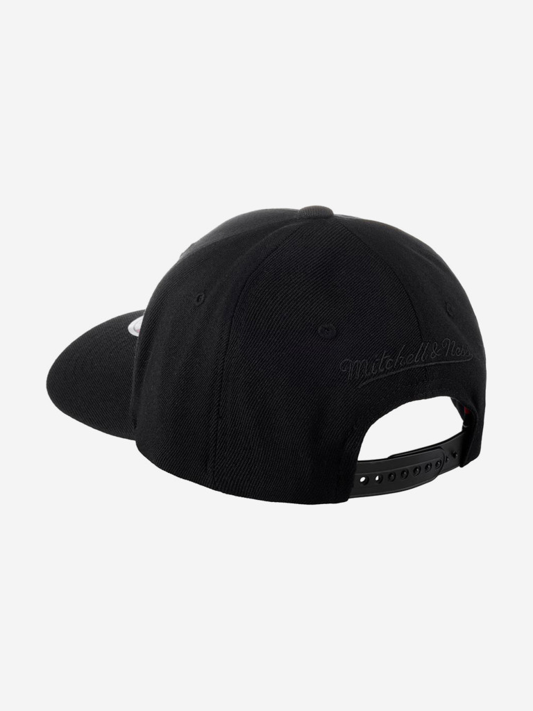 Бейсболка MITCHELL NESS HHSSINTL101-CBUYYPPPBLCK Chicago Bulls NBA (черный)