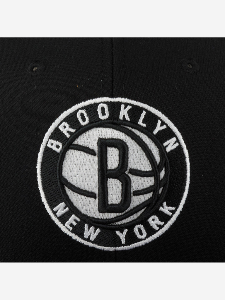 Бейсболка с прямым козырьком MITCHELL NESS HHSS5341-BNEYYPPPBLCK Brooklyn Nets NBA