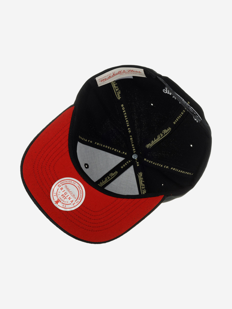 Бейсболка с прямым козырьком MITCHELL NESS HHSS5725-CBUYYPPPBLCK Chicago Bulls NBA