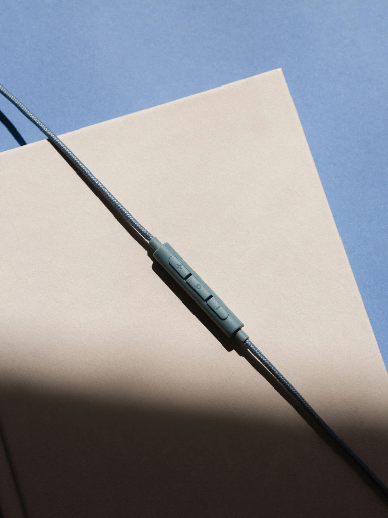 Проводные наушники Sudio V3 Wired Earbuds со встроенным микрофоном, чвет: синий