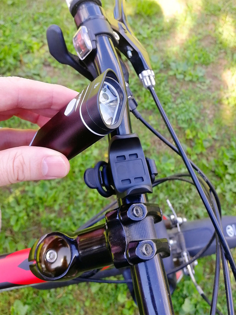 Фонарь велосипедный V-330 аккумуляторный ЯРКИЙ ЛУЧ