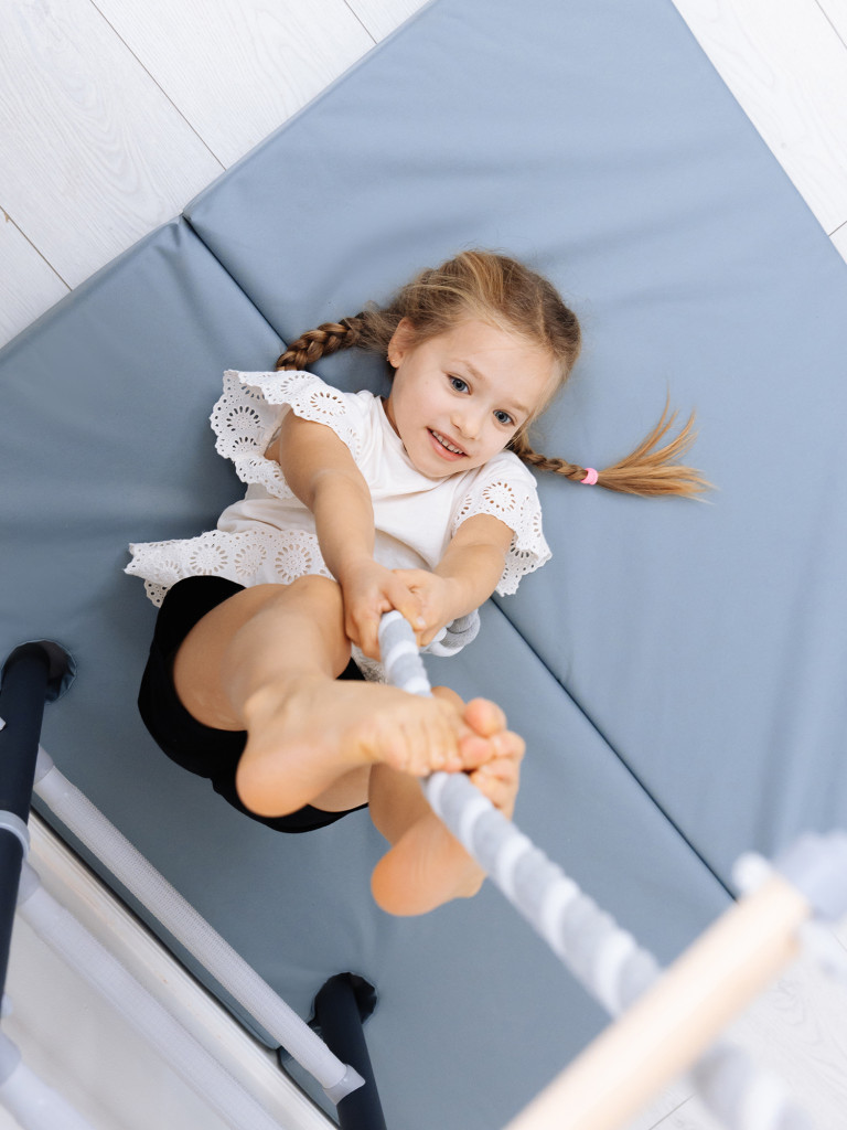 Мат с выемками для шведской стенки 100х100х8 см складной детский ROMANA