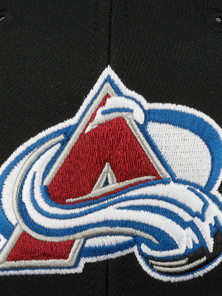 Бейсболка с прямым козырьком MITCHELL NESS HHSS6743-CAVYYPPPBLCK Colorado Avalanche NHL (черный)