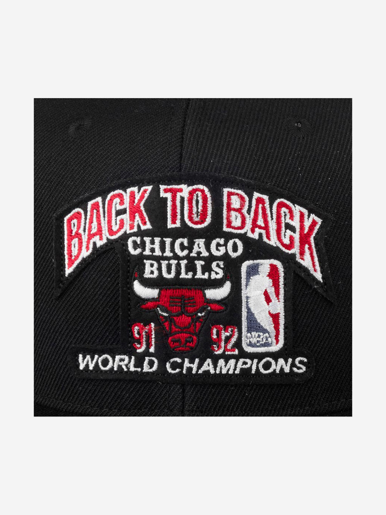 Бейсболка с прямым козырьком MITCHELL NESS HHSS3131-CBUYYPPPBLCK Chicago Bulls NBA (черный)