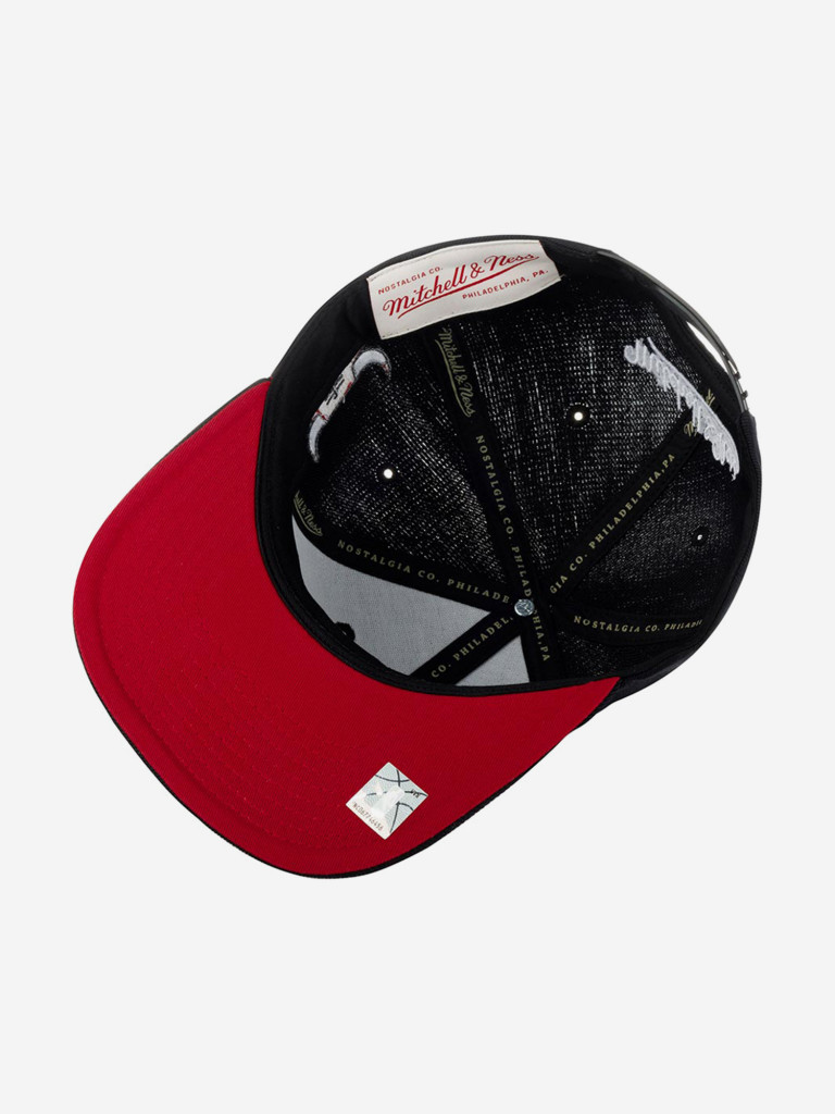 Бейсболка с прямым козырьком MITCHELL NESS HHSS3280-CBUYYPPPBLCK Chicago Bulls NBA