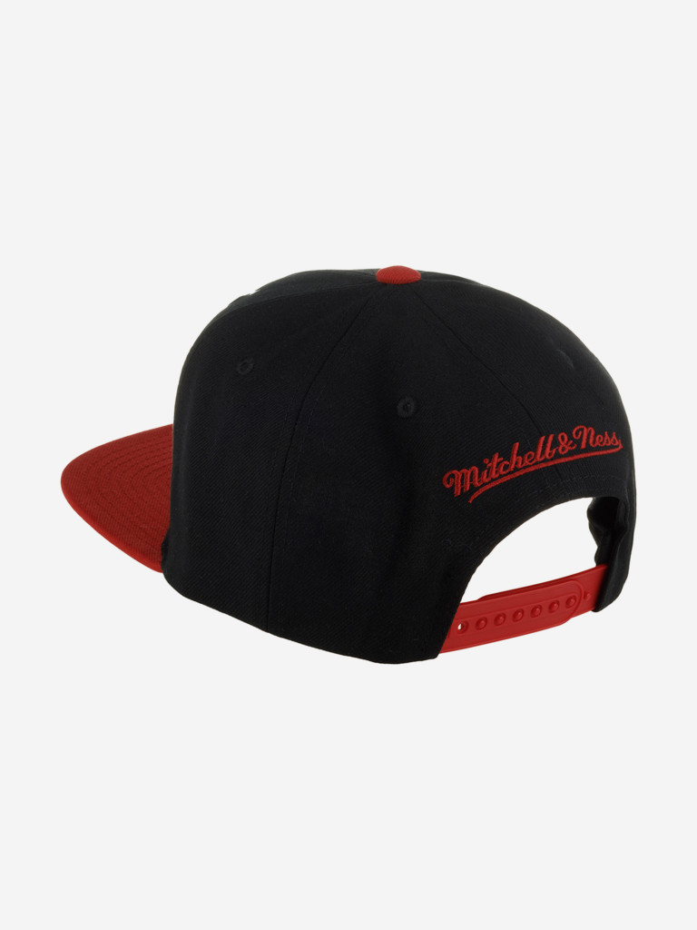 Бейсболка с прямым козырьком MITCHELL NESS HHSS5757-CBUYYPPPBLCK Chicago Bulls NBA